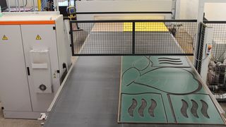 Fraisage professionnel et précis des équipements de terrains de jeux avec la solution d'imbrication CNC de HOLZHER - imbattable en combinaison avec un système de stockage de plaques automatique