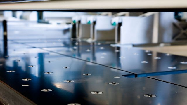 Table de machine climatisée avec coussins d'air devant et derrière la ligne de scie